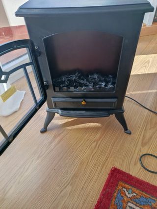 Estufa de aire negra. Simula a estufa de leña