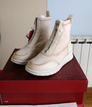 Botines beige con cremallera y plataforma 38