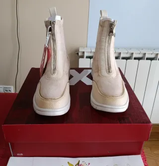 Botines beige con cremallera y plataforma 38
