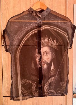 Blusa transparente estampada naipe.