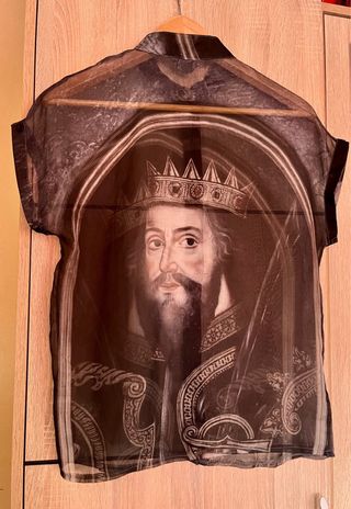 Blusa transparente estampada naipe.