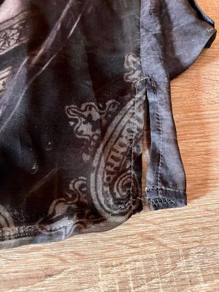 Blusa transparente estampada naipe.