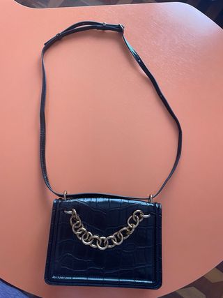 Bolso negro con cadena dorada