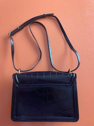 Bolso negro con cadena dorada