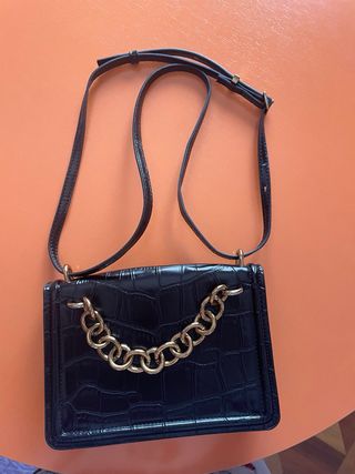 Bolso negro con cadena dorada