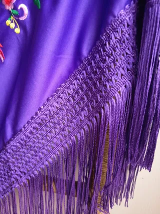 Mantón bordado para niña