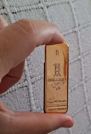 Bolsita de regalo con Perfumes Avon y Paco Rabanne