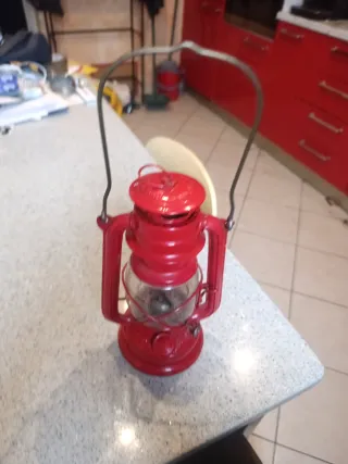 Lanterna rossa in metallo e vetro