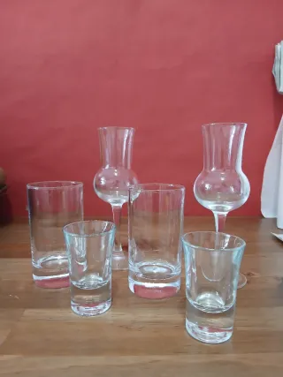 Lote de vasos y copas para chupitos.