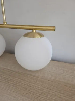 Lámpara de salón dorada con 3 esferas