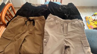 Pantalones cargo negros y marrones