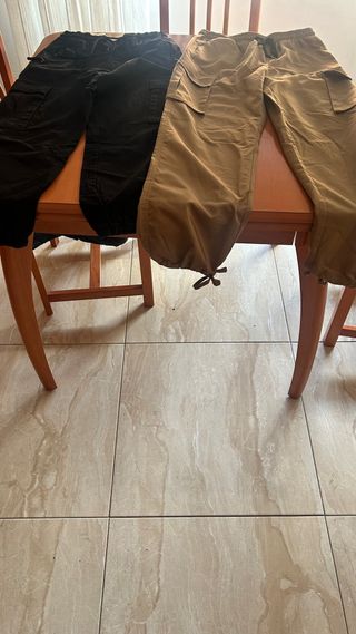 Pantalones cargo negros y marrones
