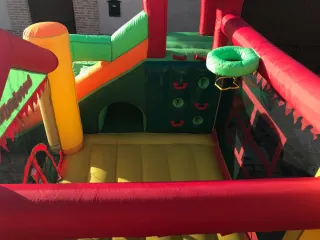 Castillo hinchable infantil con tobogán