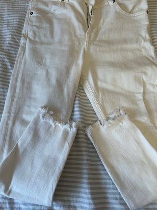 Pantalón vaquero blanco Zara roto blanco
