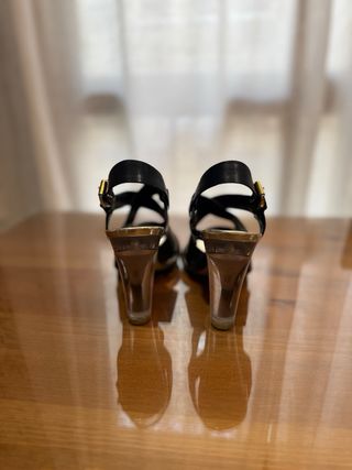 Sandalias Guess Negras y Doradas