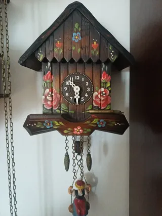 Orologio a cucù in legno dipinto