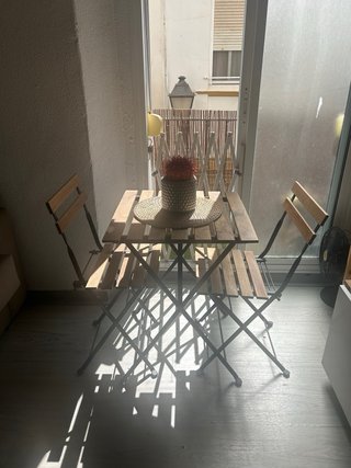 Mesa  madera y metal y 2 sillas