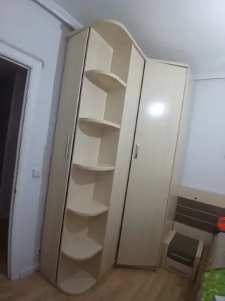 Armario esquinero beige y marrón