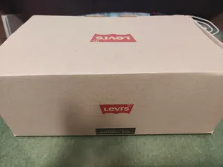 Zapatillas Levi's grises y blancas