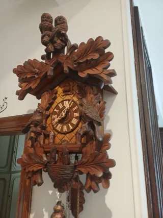 Orologio a cucù in legno intagliato