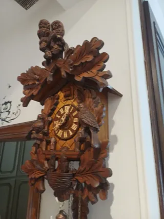 Orologio a cucù in legno intagliato