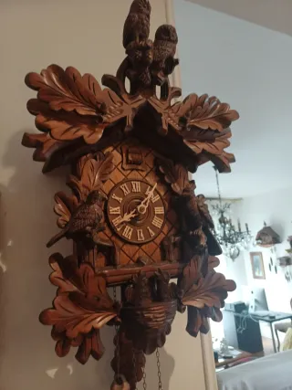 Orologio a cucù in legno intagliato