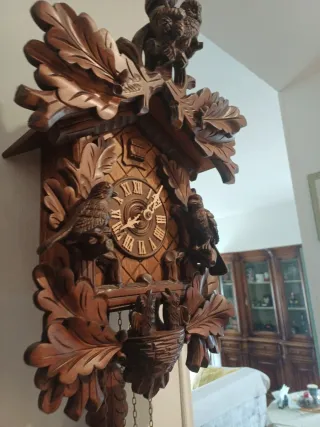 Orologio a cucù in legno intagliato