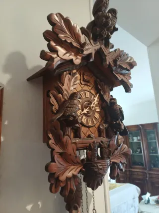 Orologio a cucù in legno intagliato