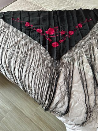Mantón Sevillana Negro Flores Rosas