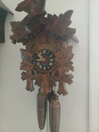 Orologio a cucù in legno intagliato