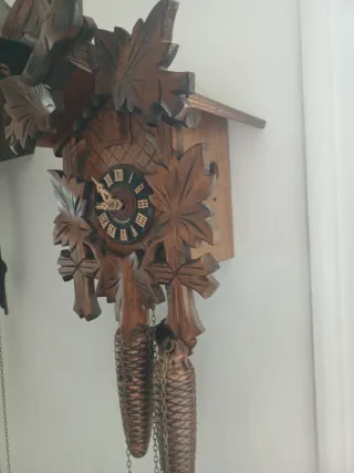 Orologio a cucù in legno intagliato