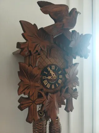 Orologio a cucù in legno intagliato