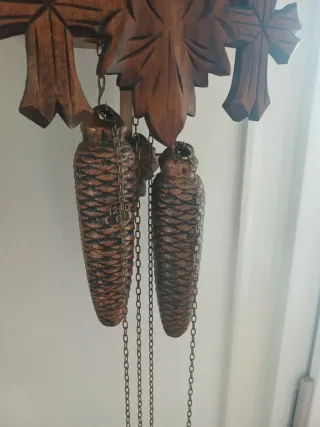 Orologio a cucù in legno intagliato