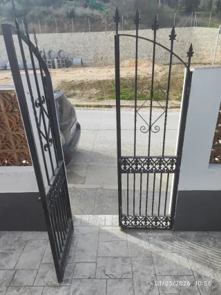 Puerta de hierro forjado