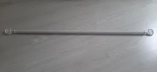 Barra de cortina blanca con diseño espiral