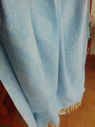 Pañuelo grande celeste con flecos