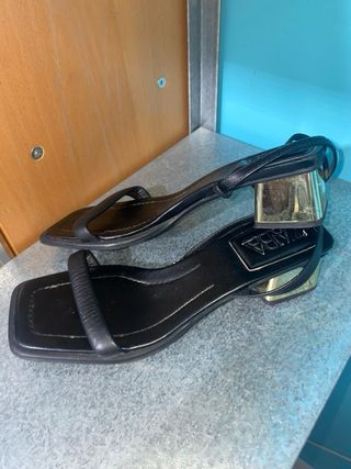Sandalias Zara Tacón Dorado Negro