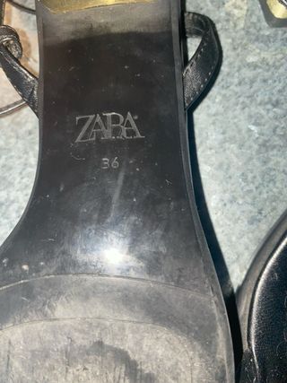 Sandalias Zara Tacón Dorado Negro
