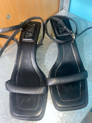 Sandalias Zara Tacón Dorado Negro