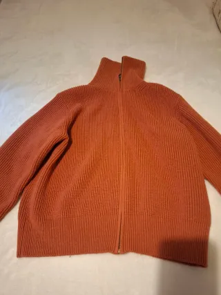 Jersey Uniqlo cremallera cuello alto rojo palido