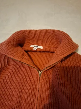 Jersey Uniqlo cremallera cuello alto rojo palido