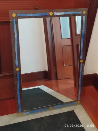 Espejo decorativo con detalles azules y amarillos