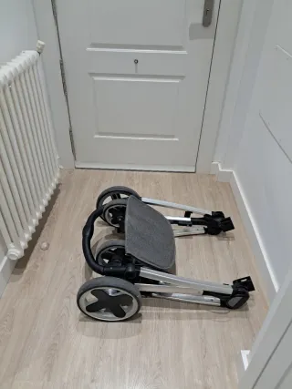 Silla de paseo bebé gris