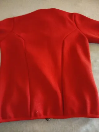 Chaqueta deportiva roja con cremallera. Decathlon.