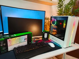 Ordenador sobre mesa + todos periféricos