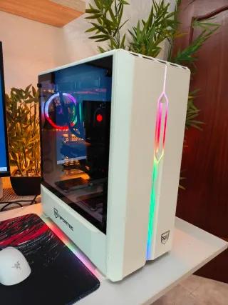 Ordenador sobre mesa + todos periféricos