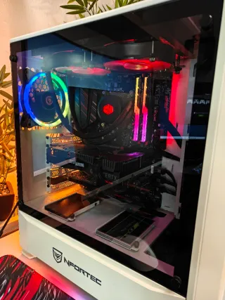 Ordenador sobre mesa + todos periféricos