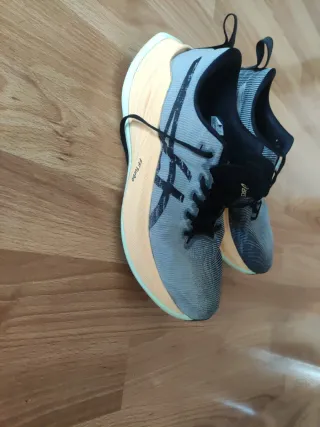 Asics Superblast gris y naranja