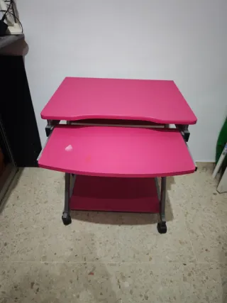 Escritorio rosa con ruedas
