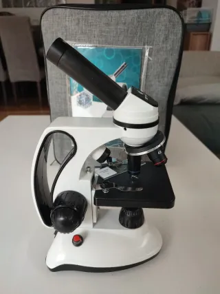 Microscopio Biológico con Manual